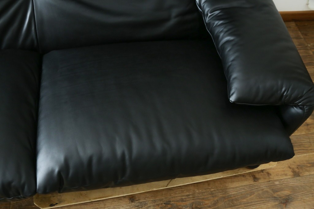 中古　極美品　短期4か月数回のみ使用!!　Cassina(カッシーナ)　MARALUNGA(マラルンガ)　本革(FZランク)　高級感ある佇まいの3人掛けワイドソファ　定価約284万円　(R-073331)