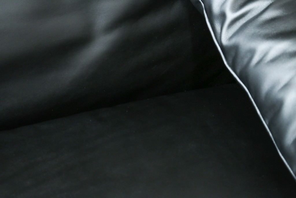 中古　極美品　短期4か月数回のみ使用!!　Cassina(カッシーナ)　MARALUNGA(マラルンガ)　本革(FZランク)　高級感ある佇まいの3人掛けワイドソファ　定価約284万円　(R-073331)