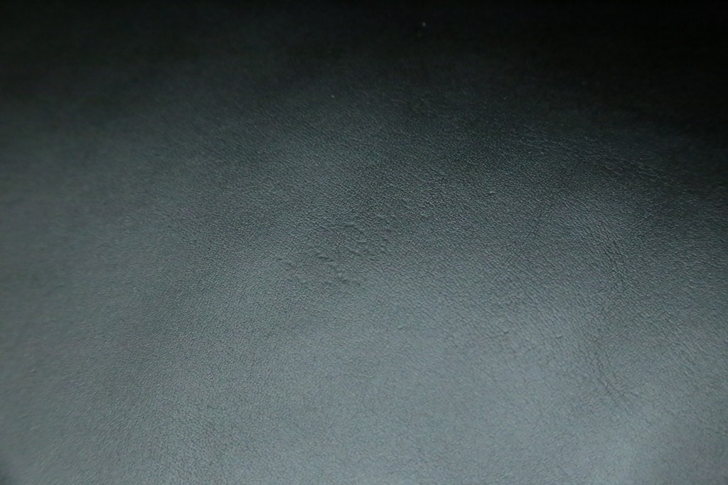 中古　極美品　短期4か月数回のみ使用!!　Cassina(カッシーナ)　MARALUNGA(マラルンガ)　本革(FZランク)　高級感ある佇まいの3人掛けワイドソファ　定価約284万円　(R-073331)