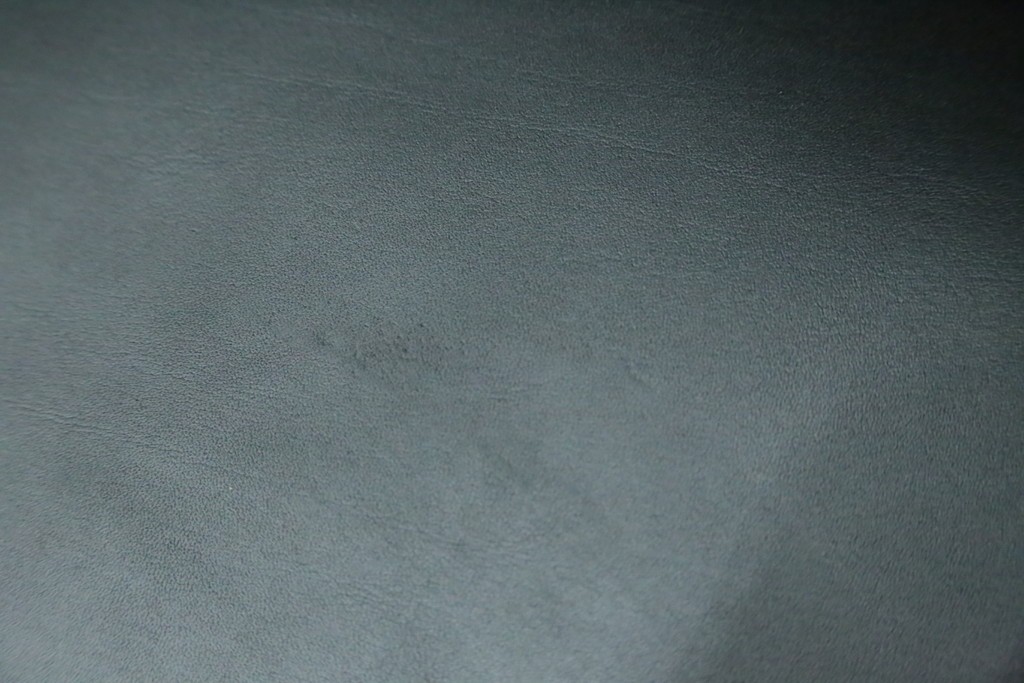中古　極美品　短期4か月数回のみ使用!!　Cassina(カッシーナ)　MARALUNGA(マラルンガ)　本革(FZランク)　高級感ある佇まいの3人掛けワイドソファ　定価約284万円　(R-073331)