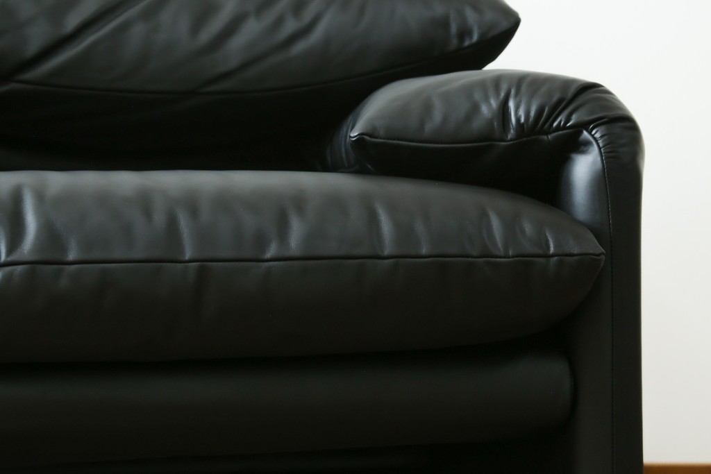 中古　極美品　短期4か月数回のみ使用!!　Cassina(カッシーナ)　MARALUNGA(マラルンガ)　本革(FZランク)　高級感ある佇まいの3人掛けワイドソファ　定価約284万円　(R-073331)