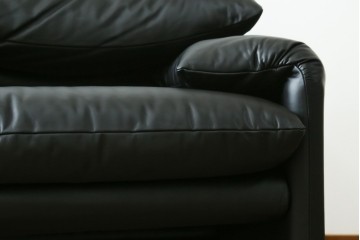 中古　極美品　短期4か月数回のみ使用!!　Cassina(カッシーナ)　MARALUNGA(マラルンガ)　本革(FZランク)　高級感ある佇まいの3人掛けワイドソファ　定価約284万円　(R-073331)
