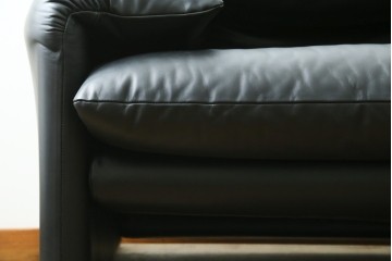 中古　極美品　短期4か月数回のみ使用!!　Cassina(カッシーナ)　MARALUNGA(マラルンガ)　本革(FZランク)　高級感ある佇まいの3人掛けワイドソファ　定価約284万円　(R-073331)