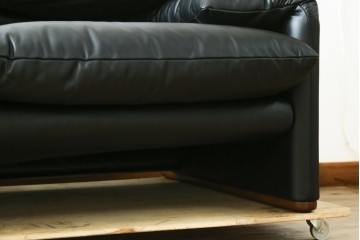 中古　極美品　短期4か月数回のみ使用!!　Cassina(カッシーナ)　MARALUNGA(マラルンガ)　本革(FZランク)　高級感ある佇まいの3人掛けワイドソファ　定価約284万円　(R-073331)