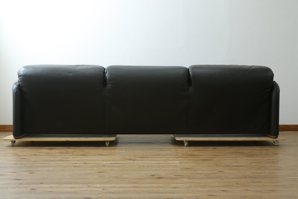 中古　極美品　短期4か月数回のみ使用!!　Cassina(カッシーナ)　MARALUNGA(マラルンガ)　本革(FZランク)　高級感ある佇まいの3人掛けワイドソファ　定価約284万円　(R-073331)