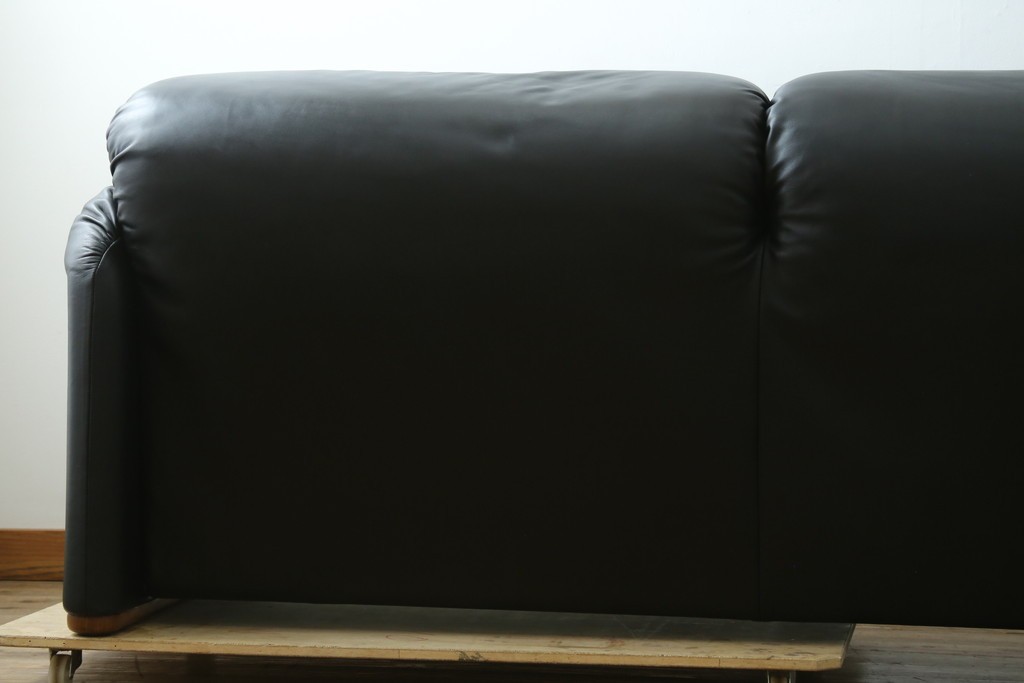 中古　極美品　短期4か月数回のみ使用!!　Cassina(カッシーナ)　MARALUNGA(マラルンガ)　本革(FZランク)　高級感ある佇まいの3人掛けワイドソファ　定価約284万円　(R-073331)