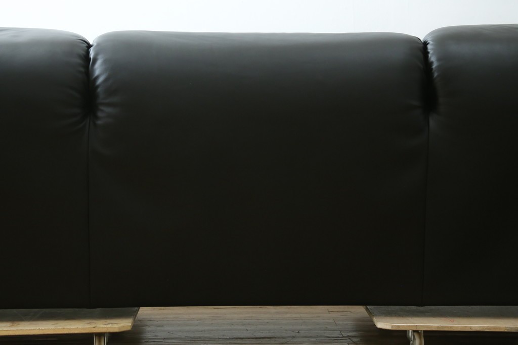 中古　極美品　短期4か月数回のみ使用!!　Cassina(カッシーナ)　MARALUNGA(マラルンガ)　本革(FZランク)　高級感ある佇まいの3人掛けワイドソファ　定価約284万円　(R-073331)