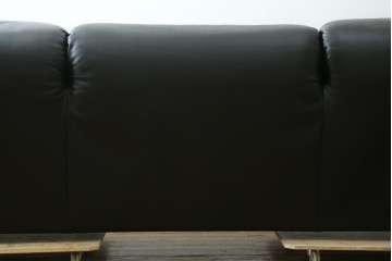 中古　極美品　短期4か月数回のみ使用!!　Cassina(カッシーナ)　MARALUNGA(マラルンガ)　本革(FZランク)　高級感ある佇まいの3人掛けワイドソファ　定価約284万円　(R-073331)