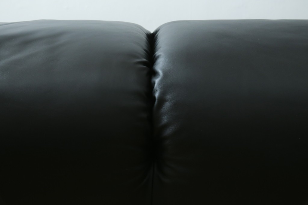 中古　極美品　短期4か月数回のみ使用!!　Cassina(カッシーナ)　MARALUNGA(マラルンガ)　本革(FZランク)　高級感ある佇まいの3人掛けワイドソファ　定価約284万円　(R-073331)