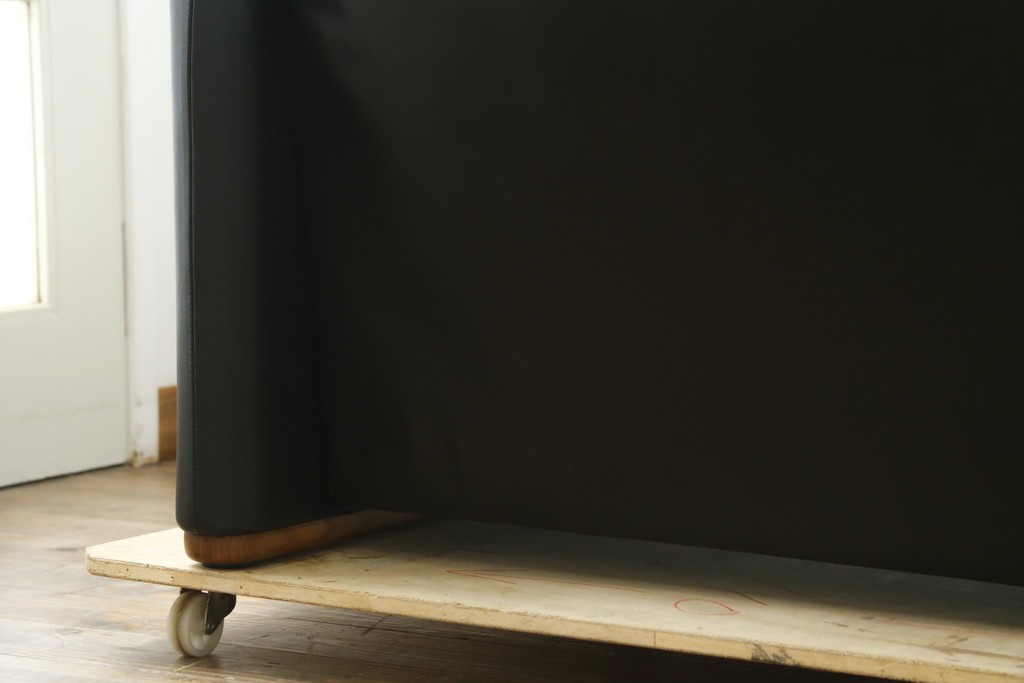 中古　極美品　短期4か月数回のみ使用!!　Cassina(カッシーナ)　MARALUNGA(マラルンガ)　本革(FZランク)　高級感ある佇まいの3人掛けワイドソファ　定価約284万円　(R-073331)