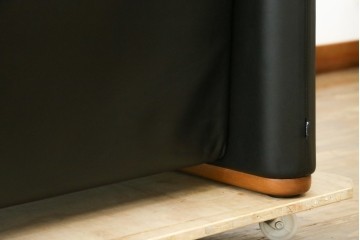 中古　極美品　短期4か月数回のみ使用!!　Cassina(カッシーナ)　MARALUNGA(マラルンガ)　本革(FZランク)　高級感ある佇まいの3人掛けワイドソファ　定価約284万円　(R-073331)