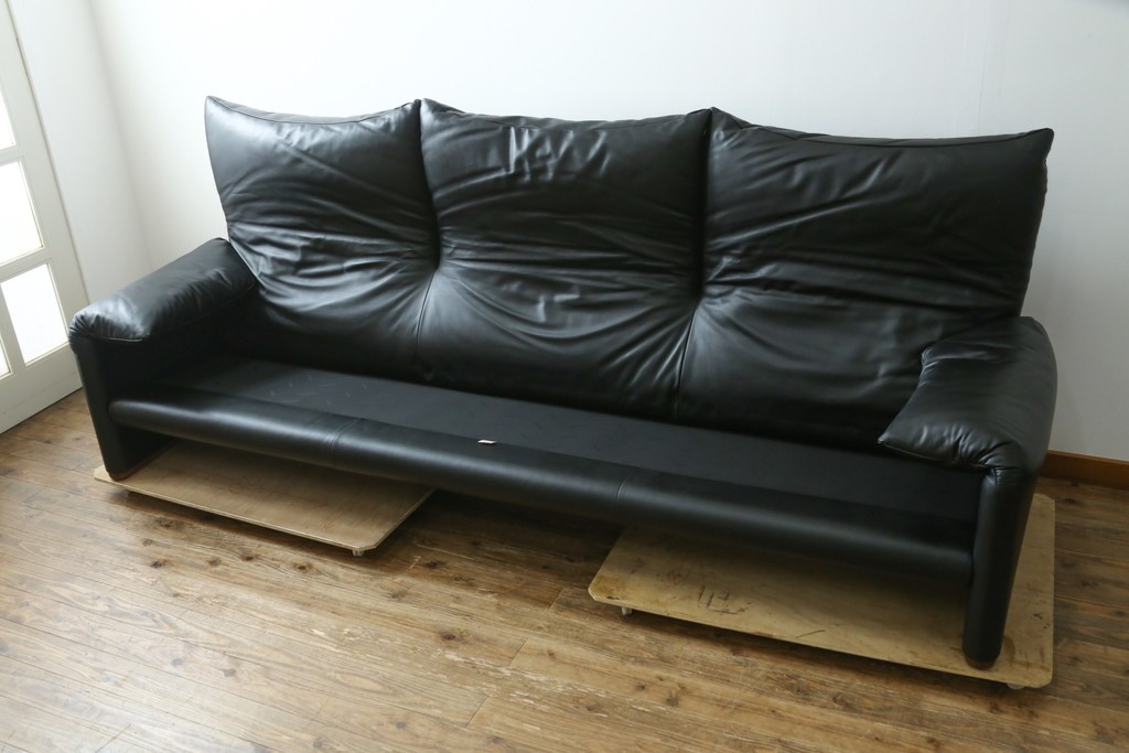 中古　極美品　短期4か月数回のみ使用!!　Cassina(カッシーナ)　MARALUNGA(マラルンガ)　本革(FZランク)　高級感ある佇まいの3人掛けワイドソファ　定価約284万円　(R-073331)