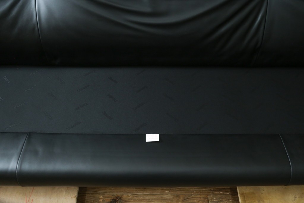 中古　極美品　短期4か月数回のみ使用!!　Cassina(カッシーナ)　MARALUNGA(マラルンガ)　本革(FZランク)　高級感ある佇まいの3人掛けワイドソファ　定価約284万円　(R-073331)