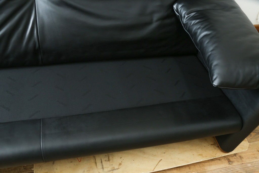 中古　極美品　短期4か月数回のみ使用!!　Cassina(カッシーナ)　MARALUNGA(マラルンガ)　本革(FZランク)　高級感ある佇まいの3人掛けワイドソファ　定価約284万円　(R-073331)