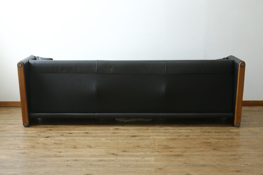 中古　極美品　短期4か月数回のみ使用!!　Cassina(カッシーナ)　MARALUNGA(マラルンガ)　本革(FZランク)　高級感ある佇まいの3人掛けワイドソファ　定価約284万円　(R-073331)