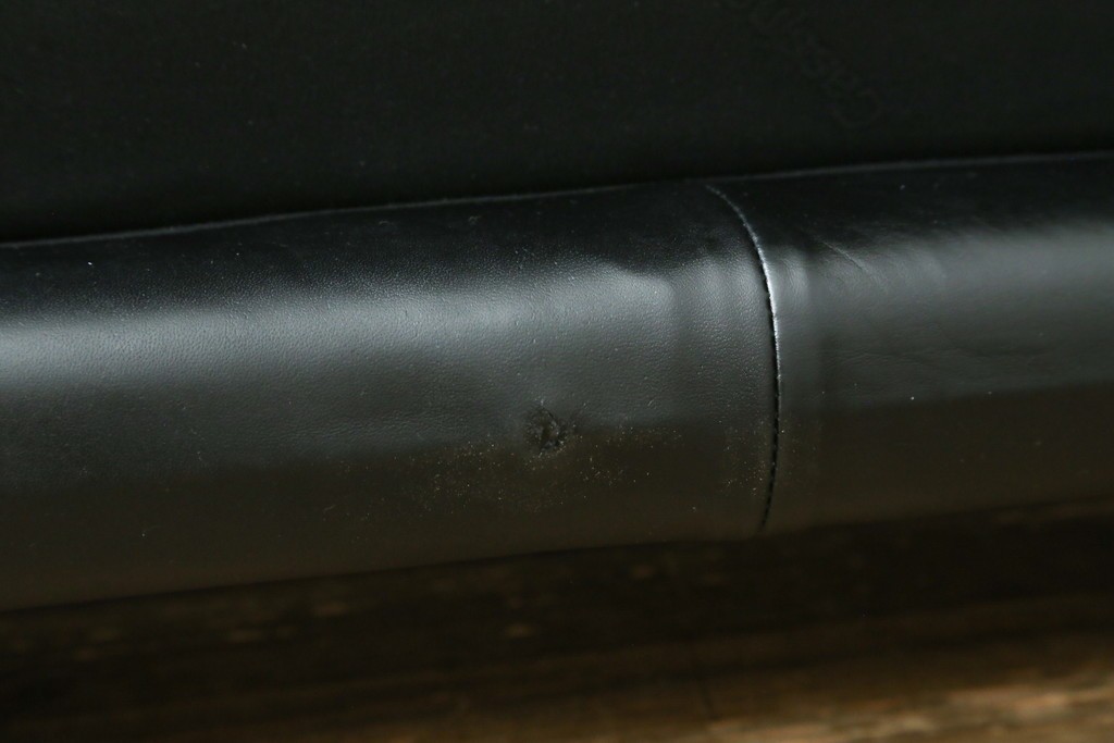 中古　極美品　短期4か月数回のみ使用!!　Cassina(カッシーナ)　MARALUNGA(マラルンガ)　本革(FZランク)　高級感ある佇まいの3人掛けワイドソファ　定価約284万円　(R-073331)