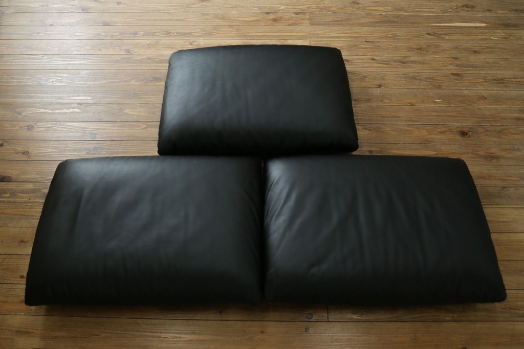 中古　極美品　短期4か月数回のみ使用!!　Cassina(カッシーナ)　MARALUNGA(マラルンガ)　本革(FZランク)　高級感ある佇まいの3人掛けワイドソファ　定価約284万円　(R-073331)