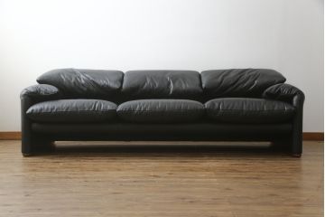 中古　極美品　短期4か月数回のみ使用!!　Cassina(カッシーナ)　MARALUNGA(マラルンガ)　本革(FZランク)　高級感ある佇まいの3人掛けソファ(レザー、三人掛け、3P)(定価約260万円)(R-073332)