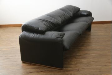 中古　極美品　短期4か月数回のみ使用!!　Cassina(カッシーナ)　MARALUNGA(マラルンガ)　本革(FZランク)　高級感ある佇まいの3人掛けソファ(レザー、三人掛け、3P)(定価約260万円)(R-073332)
