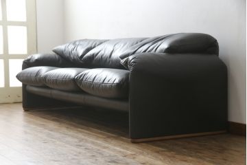 中古　極美品　短期4か月数回のみ使用!!　Cassina(カッシーナ)　MARALUNGA(マラルンガ)　本革(FZランク)　高級感ある佇まいの3人掛けソファ(レザー、三人掛け、3P)(定価約260万円)(R-073332)