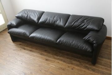 中古　極美品　短期4か月数回のみ使用!!　Cassina(カッシーナ)　MARALUNGA(マラルンガ)　本革(FZランク)　高級感ある佇まいの3人掛けソファ(レザー、三人掛け、3P)(定価約260万円)(R-073332)