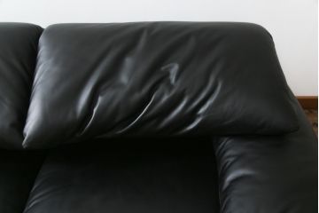 中古　極美品　短期4か月数回のみ使用!!　Cassina(カッシーナ)　MARALUNGA(マラルンガ)　本革(FZランク)　高級感ある佇まいの3人掛けソファ(レザー、三人掛け、3P)(定価約260万円)(R-073332)