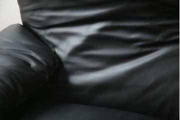 中古　極美品　短期4か月数回のみ使用!!　Cassina(カッシーナ)　MARALUNGA(マラルンガ)　本革(FZランク)　高級感ある佇まいの3人掛けソファ(レザー、三人掛け、3P)(定価約260万円)(R-073332)