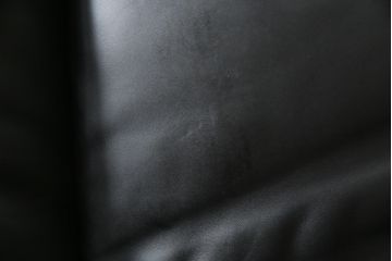 中古　極美品　短期4か月数回のみ使用!!　Cassina(カッシーナ)　MARALUNGA(マラルンガ)　本革(FZランク)　高級感ある佇まいの3人掛けソファ(レザー、三人掛け、3P)(定価約260万円)(R-073332)