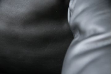 中古　極美品　短期4か月数回のみ使用!!　Cassina(カッシーナ)　MARALUNGA(マラルンガ)　本革(FZランク)　高級感ある佇まいの3人掛けソファ(レザー、三人掛け、3P)(定価約260万円)(R-073332)