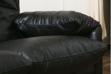 中古　極美品　短期4か月数回のみ使用!!　Cassina(カッシーナ)　MARALUNGA(マラルンガ)　本革(FZランク)　高級感ある佇まいの3人掛けソファ(レザー、三人掛け、3P)(定価約260万円)(R-073332)