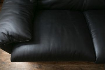 中古　極美品　短期4か月数回のみ使用!!　Cassina(カッシーナ)　MARALUNGA(マラルンガ)　本革(FZランク)　高級感ある佇まいの3人掛けソファ(レザー、三人掛け、3P)(定価約260万円)(R-073332)