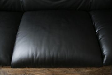 中古　極美品　短期4か月数回のみ使用!!　Cassina(カッシーナ)　MARALUNGA(マラルンガ)　本革(FZランク)　高級感ある佇まいの3人掛けソファ(レザー、三人掛け、3P)(定価約260万円)(R-073332)