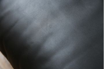 中古　極美品　短期4か月数回のみ使用!!　Cassina(カッシーナ)　MARALUNGA(マラルンガ)　本革(FZランク)　高級感ある佇まいの3人掛けソファ(レザー、三人掛け、3P)(定価約260万円)(R-073332)