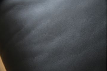 中古　極美品　短期4か月数回のみ使用!!　Cassina(カッシーナ)　MARALUNGA(マラルンガ)　本革(FZランク)　高級感ある佇まいの3人掛けソファ(レザー、三人掛け、3P)(定価約260万円)(R-073332)