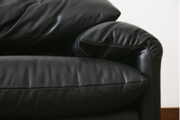 中古　極美品　短期4か月数回のみ使用!!　Cassina(カッシーナ)　MARALUNGA(マラルンガ)　本革(FZランク)　高級感ある佇まいの3人掛けソファ(レザー、三人掛け、3P)(定価約260万円)(R-073332)