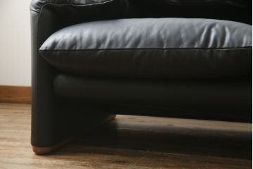 中古　極美品　短期4か月数回のみ使用!!　Cassina(カッシーナ)　MARALUNGA(マラルンガ)　本革(FZランク)　高級感ある佇まいの3人掛けソファ(レザー、三人掛け、3P)(定価約260万円)(R-073332)