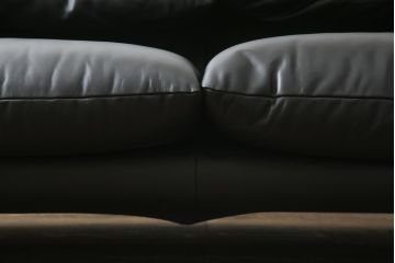 中古　極美品　短期4か月数回のみ使用!!　Cassina(カッシーナ)　MARALUNGA(マラルンガ)　本革(FZランク)　高級感ある佇まいの3人掛けソファ(レザー、三人掛け、3P)(定価約260万円)(R-073332)