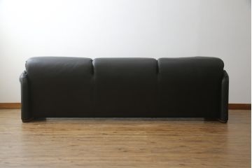 中古　極美品　短期4か月数回のみ使用!!　Cassina(カッシーナ)　MARALUNGA(マラルンガ)　本革(FZランク)　高級感ある佇まいの3人掛けソファ(レザー、三人掛け、3P)(定価約260万円)(R-073332)