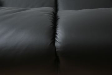 中古　極美品　短期4か月数回のみ使用!!　Cassina(カッシーナ)　MARALUNGA(マラルンガ)　本革(FZランク)　高級感ある佇まいの3人掛けソファ(レザー、三人掛け、3P)(定価約260万円)(R-073332)