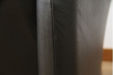 中古　極美品　短期4か月数回のみ使用!!　Cassina(カッシーナ)　MARALUNGA(マラルンガ)　本革(FZランク)　高級感ある佇まいの3人掛けソファ(レザー、三人掛け、3P)(定価約260万円)(R-073332)