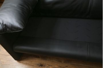 中古　極美品　短期4か月数回のみ使用!!　Cassina(カッシーナ)　MARALUNGA(マラルンガ)　本革(FZランク)　高級感ある佇まいの3人掛けソファ(レザー、三人掛け、3P)(定価約260万円)(R-073332)
