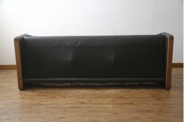 中古　極美品　短期4か月数回のみ使用!!　Cassina(カッシーナ)　MARALUNGA(マラルンガ)　本革(FZランク)　高級感ある佇まいの3人掛けソファ(レザー、三人掛け、3P)(定価約260万円)(R-073332)