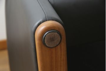 中古　極美品　短期4か月数回のみ使用!!　Cassina(カッシーナ)　MARALUNGA(マラルンガ)　本革(FZランク)　高級感ある佇まいの3人掛けソファ(レザー、三人掛け、3P)(定価約260万円)(R-073332)