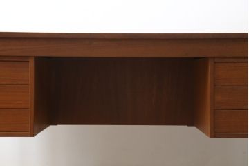 デンマークビンテージ　チーク材　ドミノ・モブラー(DOMINO mobler) 　洗練されたデザインが美しいニーホールデスク(両袖机、パートナーデスク、ワークデスク、在宅ワーク用、在宅用、ヴィンテージ、北欧)(R-073333)