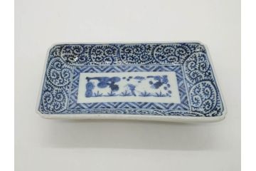江戸期　大明成化年製　古伊万里　染付　蛸唐草　松竹梅文　約21cm　6.7寸　意匠を凝らしたデザインが素敵な長皿2枚セット(角皿、和皿、和食器、六寸七分)(R-073344)