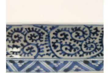 江戸期　大明成化年製　古伊万里　染付　蛸唐草　松竹梅文　約21cm　6.7寸　意匠を凝らしたデザインが素敵な長皿2枚セット(角皿、和皿、和食器、六寸七分)(R-073344)