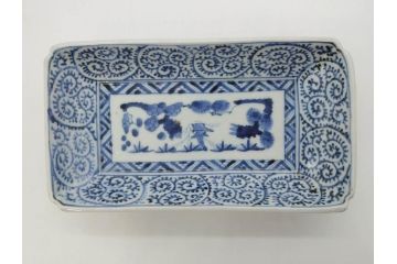 江戸期　大明成化年製　古伊万里　染付　蛸唐草　松竹梅文　約21cm　6.7寸　意匠を凝らしたデザインが素敵な長皿2枚セット(角皿、和皿、和食器、六寸七分)(R-073344)