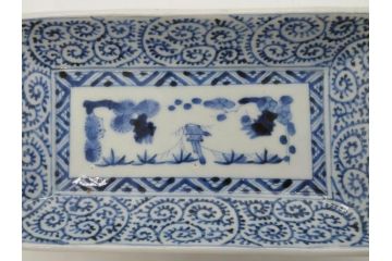 江戸期　大明成化年製　古伊万里　染付　蛸唐草　松竹梅文　約20cm　6.7寸　意匠を凝らしたデザインが素敵な長皿2枚セット(角皿、和皿、和食器、六寸七分)(R-073345)