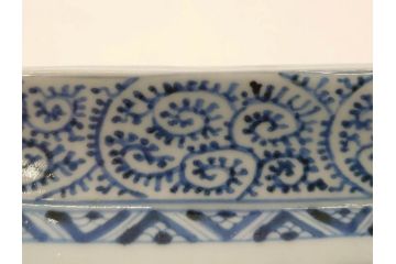 江戸期　大明成化年製　古伊万里　染付　蛸唐草　松竹梅文　約20cm　6.7寸　意匠を凝らしたデザインが素敵な長皿2枚セット(角皿、和皿、和食器、六寸七分)(R-073345)