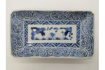 江戸期　大明成化年製　古伊万里　染付　蛸唐草　松竹梅文　約20cm　6.7寸　意匠を凝らしたデザインが素敵な長皿2枚セット(角皿、和皿、和食器、六寸七分)(R-073345)
